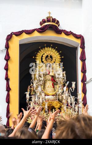 Faithful acclaim the Virgin del Rosario at the end of a procession in Carrión de los Céspedes, Seville, Spain. Stock Photo