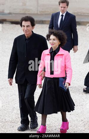 Paris, France. 8th June, 2024. Jack Lang and his wife Monique Buczynski   French President Emmanuel Macron and his wife Brigitte Macron host US President Joe Biden and his wife Jill Biden for a state dinner on June 8, 2024 at Elysee presidential palace in Paris, France. Credit: Bernard Menigault/Alamy Live News Stock Photo