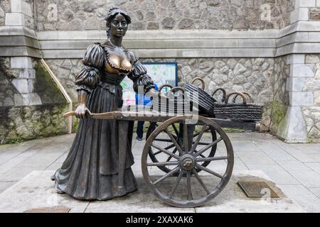 DUBLIN, IRELAND - 25 MARCH 2023: The iconic bronze statue of fictional fishmonger Molly Malone on Suffolk Street. Stock Photo