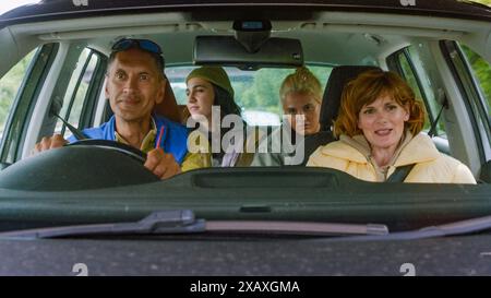 PAUL BAZELY, KAT SADLER, LIZZIE DAVIDSON and LOUISE BREALEY in SUCH BRAVE GIRLS (2023), directed by KAT SADLER. Credit: Camden Productions/Various Artists/BBC/A24 / Album Stock Photo