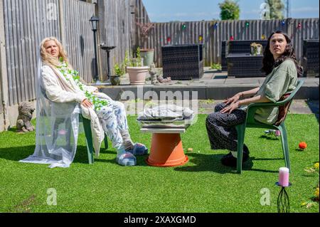 KAT SADLER and LIZZIE DAVIDSON in SUCH BRAVE GIRLS (2023), directed by KAT SADLER. Credit: Camden Productions/Various Artists/BBC/A24 / Album Stock Photo