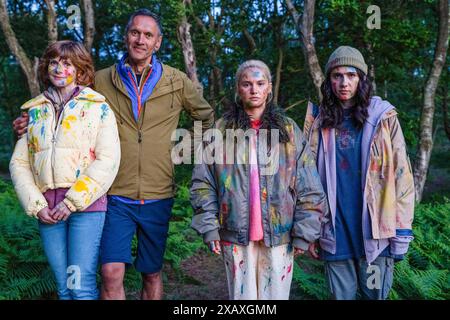 PAUL BAZELY, KAT SADLER, LIZZIE DAVIDSON and LOUISE BREALEY in SUCH BRAVE GIRLS (2023), directed by KAT SADLER. Credit: Camden Productions/Various Artists/BBC/A24 / Album Stock Photo