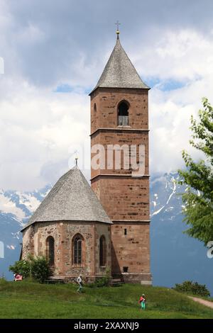 Hafling, Südtirol, Italien 07. Juni 2024: Hier der Blick auf das Kirchlein, Kirche St. Kathrein, Chiesa di Santa Caterina bei Hafling oberhalb von Meran, Kleinod, wandern, spazieren, Ausblick, Natur, Meraner Land, Burggrafenamt,Pferdeparadies, Herkunft der Haflinger Pferde *** Hafling, South Tyrol, Italy 07 June 2024 Here is the view of the little church, Church of St. Kathrein, Chiesa di Santa Caterina near Hafling above Meran, gem, hiking, walking, view, nature, Meraner Land, Burggrafenamt, horse paradise, origin of the Haflinger horses Stock Photo