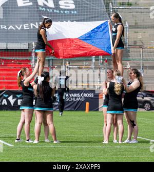 Die Cheerleader mit der tschechischen Fahne / Flagge bei der Nationalhymne.  Munich Ravens gegen Prague Lions, Football, European League of Football ELF, Week 3, Saison 2024, 09.06.2024.  Foto: Eibner Pressefoto/Heike Feiner Stock Photo