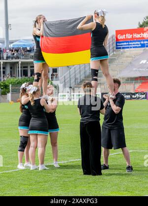 Die Cheerleader mit der deutschen Fahne / Flagge bei der Nationalhymne.  Munich Ravens gegen Prague Lions, Football, European League of Football ELF, Week 3, Saison 2024, 09.06.2024.  Foto: Eibner Pressefoto/Heike Feiner Stock Photo