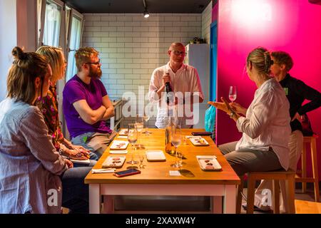 Food tour through the trendy district of Södermalm in Stockholm. Fredrik Linse, founder of Foodtours Stockholm, presents typical Swedish specialties such as birch sap sparkling wine, Västerbotten cheese and bear salami. Food tour through Stockholm. Skanstull, Stockholm, Sweden Stock Photo