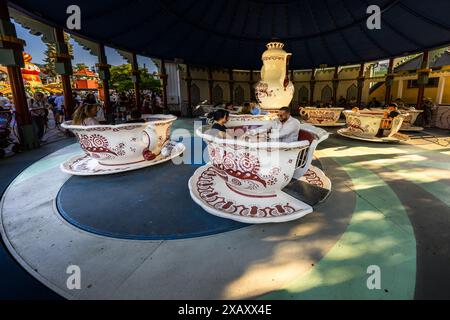 A vintage ride at the Gröna Lund amusement park spins visitors in oversized porcelain cups around an equally giant coffee pot. The ride nods to fika, the Swedish tradition of an extended coffee break with something sweet. Gröna Lund on Djurgården is Sweden's oldest amusement park, founded in 1883 by the German-born Jacob Schultheiss. Djurgårdsstaden, Stockholm, Stockholm County, Sweden. Stock Photo