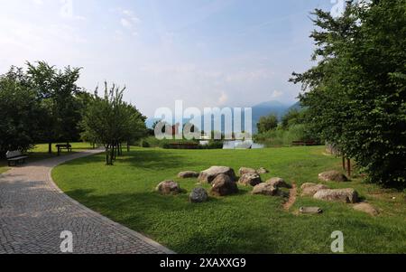 Dorf Tirol, Südtirol, Italien 07. Juni 2024: Hier der Blick von Dorf Tirol, Tirolo oberhalb von Meran auf den Burglehenpark,Parco Burglehen, Ruhe, Teich, Parkbänke , Meraner Land, Burggrafenamt, wandern, spazieren, Tourismus, Hotspot, Urlaubsdomizil *** Dorf Tirol, South Tyrol, Italy 07 June 2024 Here is the view from Dorf Tirol, Tirolo above Merano to the Burglehenpark, Parco Burglehen, tranquillity, pond, park benches, Merano countryside, Burggrafenamt, hiking, walking, tourism, hotspot, vacation home Stock Photo