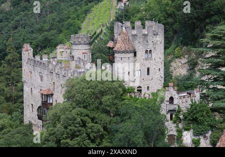 Dorf Tirol, Südtirol, Italien 07. Juni 2024: Hier der Blick von Dorf Tirol, Tirolo oberhalb von Meran auf die Brunnenburg, Castel Fontana, Hangburg, Ezra Pound, Landwirtschaftsmuseum, Meraner Land, Burggrafenamt, wandern, spazieren, Tourismus, Hotspot, Urlaubsdomizil *** Dorf Tirol, South Tyrol, Italy 07 June 2024 Here is the view from Dorf Tirol, Tirolo above Meran to the Brunnenburg, Castel Fontana, hillside castle, Ezra Pound, agricultural museum, Meraner Land, Burggrafenamt, hiking, walking, tourism, hotspot, vacation destination Stock Photo