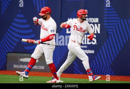 Philadelphia Phillies' Kyle Schwarber, right, and Rhys Hoskins ...