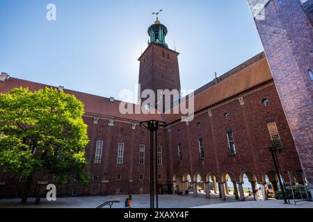 View of the town hall tower from the inner courtyard. The inner courtyard and the terrace by the water are open to the public. The Stadshuset is one of Stockholm's landmarks. The red brick building from 1923 in the Kungsholmen district is located directly on the waterfront. It is worth climbing the tower for a great view over Stockholm. Stockholm City Hall (Stockholms stadshus). Stadshuset courtyard with tower. Waterside government offices completed in 1923 & made from red brick with a lantern-topped tower. Borgargården, Stockholm, Sweden Stock Photo