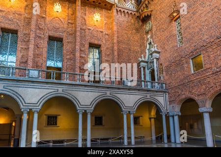 Blue Hall in the Stadshuset Stockholm, built between 1911 and 1923. Around 1900, the growing city urgently needed a representative building. Originally, the hall was to be decorated in the blue colors of the Baltic Sea and Lake Mälaren. But then the architect liked the red brickwork so much that he left it as it was. Stockholm City Hall (Stockholms stadshus). Waterside government offices completed in 1923 & made from red brick with a lantern-topped tower. Stadshusträdgården, Stockholm, Sweden Stock Photo