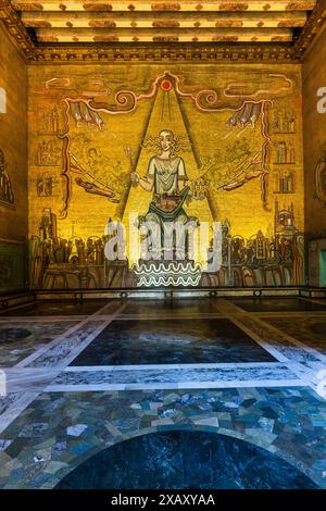 The front of the Golden Hall shows Mälardrottning, the Queen of Lake Mälaren. On the left-hand side of the hall are depictions of Swedish kings, while Swedish explorers and artists are immortalized on the right-hand side. Stockholm City Hall (Stockholms stadshus). Waterside government offices completed in 1923 & made from red brick with a lantern-topped tower. Stadshusträdgården, Stockholm, Sweden Stock Photo