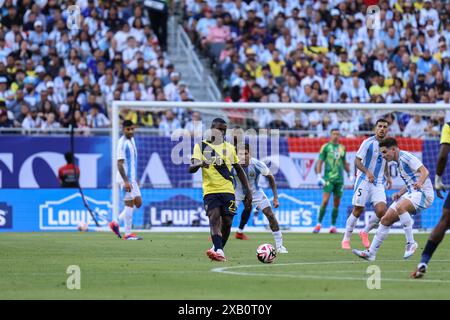 Chicago, USA. 09th June, 2024. Chicago, USA, June 9, 2024: Moises Caicedo (23 Ecuador) passes the ball during the friendly match between Argentina and Ecuador on Sunday June 9 at Soldier Field, Chicago, USA. (NO COMMERCIAL USAGE). (Shaina Benhiyoun/SPP) Credit: SPP Sport Press Photo. /Alamy Live News Stock Photo