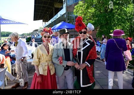 Britt Kanja, Genia Chef und Manuela Vobach beim Fashion Raceday auf der Rennbahn Hoppegarten. Berlin, 09.06.2024 Stock Photo