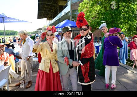 Britt Kanja, Genia Chef und Manuela Vobach beim Fashion Raceday auf der Rennbahn Hoppegarten. Berlin, 09.06.2024 Stock Photo