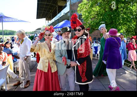 Britt Kanja, Genia Chef und Manuela Vobach beim Fashion Raceday auf der Rennbahn Hoppegarten. Berlin, 09.06.2024 Stock Photo