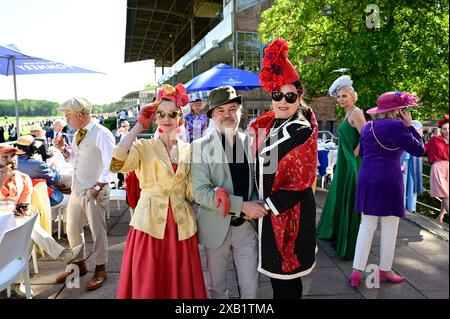 Britt Kanja, Genia Chef und Manuela Vobach beim Fashion Raceday auf der Rennbahn Hoppegarten. Berlin, 09.06.2024 Stock Photo