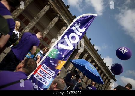 Volt DEU, Deutschland, Germany, Berlin, 02.06.2024 Mitglieder mit Wahlwerbung der Partei Volt auf der Kundgebung Pulse of Europe Puls von Europa unter dem Motto Waehl Nicht Die Einfalt Waeht die Vielfalt Countdown zur Europawahl und Zeichen setzen fuer die Zukunft Europas vor dem Alten Museum am Lustgarten in Berlin Deutschland . Puls von Europa ist eine EU-freundliche Buergerbewegung die mit blauen EU-Fahnen .Die Bewegung richtet sich gegen Nationalismus, Isolation und Rechte Bewegungen in Europa Kampagne zur Wahl zum europaeischen Parlament am 06. bis 09. Juni en: Election advertising by the Stock Photo