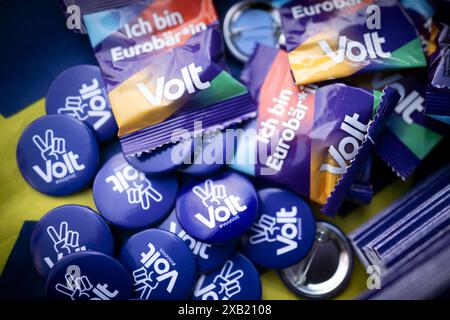 Volt DEU, Deutschland, Germany, Berlin, 02.06.2024 Wahlwerbung der Partei Volt Ich bin Eurobaer*in auf der Kundgebung Pulse of Europe Puls von Europa unter dem Motto Waehl Nicht Die Einfalt Waeht die Vielfalt Countdown zur Europawahl und Zeichen setzen fuer die Zukunft Europas vor dem Alten Museum am Lustgarten in Berlin Deutschland . Puls von Europa ist eine EU-freundliche Buergerbewegung die mit blauen EU-Fahnen .Die Bewegung richtet sich gegen Nationalismus, Isolation und Rechte Bewegungen in Europa Kampagne zur Wahl zum europaeischen Parlament am 06. bis 09. Juni en: Election advertising b Stock Photo