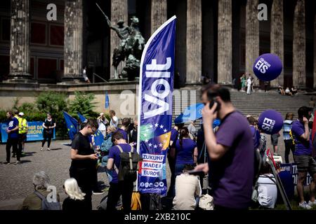 Volt DEU, Deutschland, Germany, Berlin, 02.06.2024 Mitglieder mit Wahlwerbung der Partei Volt auf der Kundgebung Pulse of Europe Puls von Europa unter dem Motto Waehl Nicht Die Einfalt Waeht die Vielfalt Countdown zur Europawahl und Zeichen setzen fuer die Zukunft Europas vor dem Alten Museum am Lustgarten in Berlin Deutschland . Puls von Europa ist eine EU-freundliche Buergerbewegung die mit blauen EU-Fahnen .Die Bewegung richtet sich gegen Nationalismus, Isolation und Rechte Bewegungen in Europa Kampagne zur Wahl zum europaeischen Parlament am 06. bis 09. Juni en: Election advertising by the Stock Photo