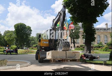 pic shows:  Eiffel Tower in Paris with the Olympic rings on show.  As the city gets ready for the Olympic with road closures and clean ups disrupting Stock Photo