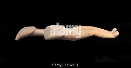 CYCLADIC ART. Side view of a Female figurine of the canonical type ...