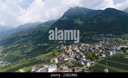 Dorf Tirol, Südtirol, Italien 07. Juni 2024: Hier der Blick, Drohne auf die Ortschaft Dorf Tirol, Tirolo oberhalb von Meran , Meraner Land, Burggrafenamt, wandern, spazieren, Tourismus, Hotspot, Urlaubsdomizil im Hintergrund die Mutspitze *** Dorf Tirol, South Tyrol, Italy 07 June 2024 Here the view, drone on the village Dorf Tirol, Tirolo above Meran, Meraner Land, Burggrafenamt, hiking, walking, tourism, hotspot, vacation domicile in the background the Mutspitze Stock Photo