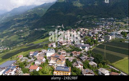 Dorf Tirol, Südtirol, Italien 07. Juni 2024: Hier der Blick, Drohne auf die Ortschaft Dorf Tirol, Tirolo oberhalb von Meran , Meraner Land, Burggrafenamt, wandern, spazieren, Tourismus, Hotspot, Urlaubsdomizi *** Dorf Tirol, South Tyrol, Italy 07 June 2024 Here the view, drone on the village Dorf Tirol, Tirolo above Meran, Meraner Land, Burggrafenamt, hiking, walking, tourism, hotspot, vacation domizi Stock Photo