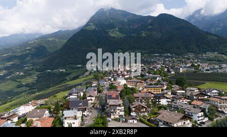 Dorf Tirol, Südtirol, Italien 07. Juni 2024: Hier der Blick, Drohne auf die Ortschaft Dorf Tirol, Tirolo oberhalb von Meran , Meraner Land, Burggrafenamt, wandern, spazieren, Tourismus, Hotspot, Urlaubsdomizil im Hintergrund die Mutspitze *** Dorf Tirol, South Tyrol, Italy 07 June 2024 Here the view, drone on the village Dorf Tirol, Tirolo above Meran, Meraner Land, Burggrafenamt, hiking, walking, tourism, hotspot, vacation domicile in the background the Mutspitze Stock Photo