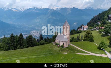 Hafling, Südtirol, Italien 07. Juni 2024: Hier der Blick, Drohne auf das Kirchlein, Kirche St. Kathrein, Chiesa di Santa Caterina bei Hafling oberhalb von Meran, Kleinod, wandern, spazieren, Ausblick, Natur, Meraner Land, Burggrafenamt,Pferdeparadies, Herkunft der Haflinger Pferde, im Hintergrund die Texelgruppe *** Hafling, South Tyrol, Italy 07 June 2024 Here the view, drone on the little church, church St Kathrein, Chiesa di Santa Caterina near Hafling above Meran, jewel, hiking, walking, view, nature, Meraner Land, Burggrafenamt, horse paradise, origin of the Haflinger horses, in the backg Stock Photo