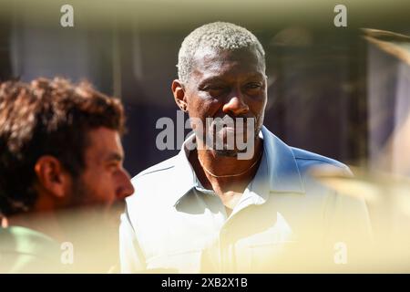 A meeting between colleagues outdoors on a sunny summer day, illustrated with a focused man actively listening Stock Photo