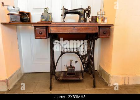 371 Vintage Singer sewing machine from 1924 with treadle and table, model 15-30 Tiffany, functional but now serving as a decorative item. Bayamo-Cuba. Stock Photo