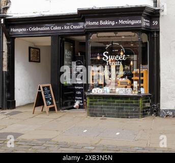 Sweet Treats traditional shop front of Thirsk, North Yorkshire, England. Retailing hampers, cakes, ice cream and general home baking. Stock Photo