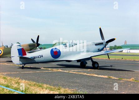 Second World War fighter plane Supermarine Spitfire IX MH434 at the 1989 Biggin Hill International Air Fair, Kent, UK. MH434 painted in a PRU blue scheme for a short period before being returned to camouflage colours in 1990 Stock Photo