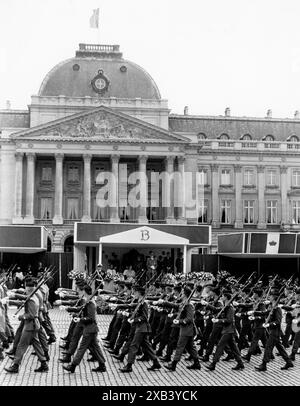 21 Luglio 1986 Bruxelles Archivio Storico Olycom/LaPresse Baldovino del Belgio (Laeken, 7 settembre 1930 - Motril, 31 luglio 1993) principe del Belgio, duca di Brabante, fu re del Belgio dal 16 luglio 1951 fino alla sua morte. Salì al trono in una fase di crisi politica, e molte altre segnarono il suo lungo regno, almeno una delle quali fu il risultato della pubblica espressione della sua fede cattolica. Nella Foto: 35°anniversario della celebrazione della giornata nazionale Belga, ceremonia religiosa e militare. Re Baldovino del Belgio e la Regina Fabiola. La sfilata militare In the photo: 3 Stock Photo