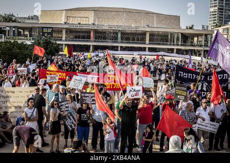 Tel Aviv, Israel. 8th June, 2024. Protestors hold up signs during a joint Israeli Arab demonstration in Tel Aviv, Saturday, June 8 2024. Hundreds of Israeli and Arab Peace activists protested in Tel Aviv calling to end the war in Gaza. Photo by Eyal Warshavsky. (Credit Image: © Eyal Warshavsky/SOPA Images via ZUMA Press Wire) EDITORIAL USAGE ONLY! Not for Commercial USAGE! Stock Photo