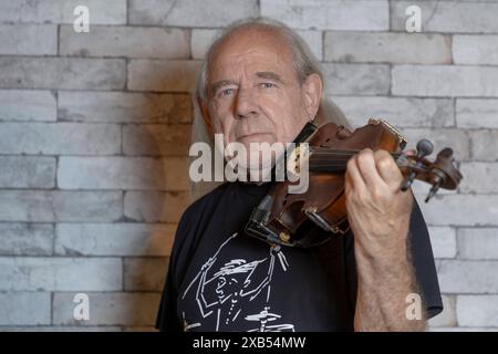 Rock-Geiger Hans Wintoch alias Hans die Geige geb. 1. Oktober 1954 Exklusiv- *** Rock violinist Hans Wintoch alias Hans the violin born October 1, 1954 Exclusive Stock Photo