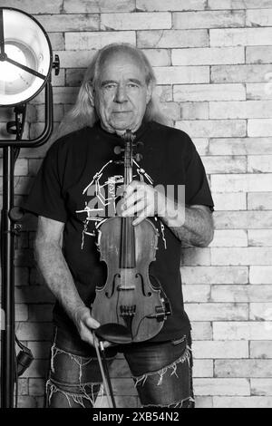 Rock-Geiger Hans Wintoch alias Hans die Geige geb. 1. Oktober 1954 Exklusiv- *** Rock violinist Hans Wintoch alias Hans the violin born October 1, 1954 Exclusive Stock Photo