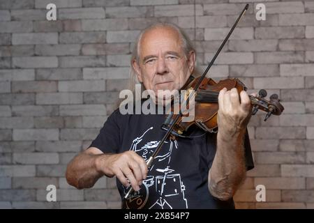 Rock-Geiger Hans Wintoch alias Hans die Geige geb. 1. Oktober 1954 Exklusiv- *** Rock violinist Hans Wintoch alias Hans the violin born October 1, 1954 Exclusive Stock Photo