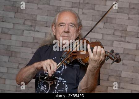 Rock-Geiger Hans Wintoch alias Hans die Geige geb. 1. Oktober 1954 Exklusiv- *** Rock violinist Hans Wintoch alias Hans the violin born October 1, 1954 Exclusive Stock Photo