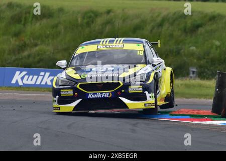 Daryl Deleon, Cupra Leon, Duckhams Racing with Bartercard, on three wheels at the chicane, BTCC, British Touring Car Championship, Rounds ten, eleven, Stock Photo