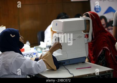 Dhaka, Wari, Bangladesh. 11th June, 2024. An ophthalmologist examines a patient's eyes during the Free Medical Eye Camp at Urmi Garment Factory For Garments Workers On June 11, 2024, Dhaka, Bangladesh. (Credit Image: © Habibur Rahman/ZUMA Press Wire) EDITORIAL USAGE ONLY! Not for Commercial USAGE! Stock Photo