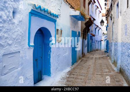 An narrow alleyway in the blue city of Chefchaouen, Morocco Stock Photo