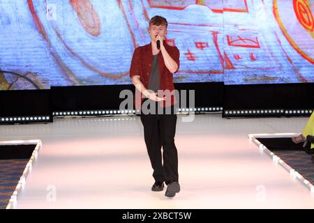 Iggi Kelly bei seinem Auftritt auf der Buehne bei der 'Ernsting's Family Fashionshow' am 11.06.2024 in Hamburg Stock Photo