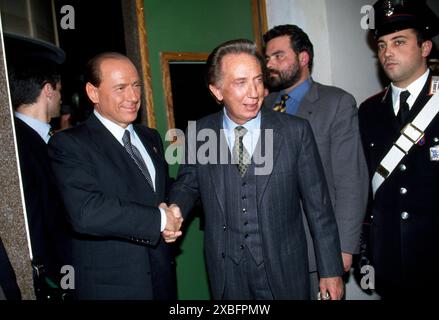 © lapresse archivio storico spettacolo televisione anni '90 Mike Bongiorno nella foto: Mike Bongiorno con Silvio Berlusconi Stock Photo