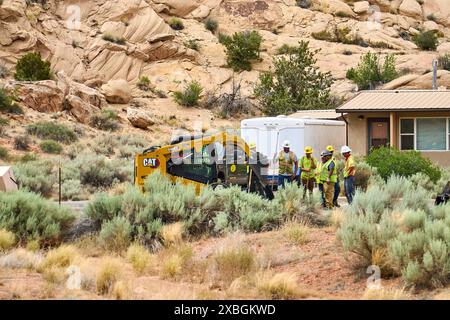 Utah, United States of America - June 7, 2024: Construction workers in the USA at work on a construction site in a rural area. The workers wear protective clothing and use excavators and other machinery to advance the work *** Bauarbeiter in den USA bei der Arbeit auf einer Baustelle in einer ländlichen Gegend. Die Arbeiter tragen Schutzkleidung und nutzen Bagger und andere Maschinen, um die Arbeiten voranzutreiben Stock Photo