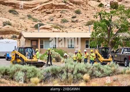 Utah, United States of America - June 7, 2024: Construction workers in the USA at work on a construction site in a rural area. The workers wear protective clothing and use excavators and other machinery to advance the work *** Bauarbeiter in den USA bei der Arbeit auf einer Baustelle in einer ländlichen Gegend. Die Arbeiter tragen Schutzkleidung und nutzen Bagger und andere Maschinen, um die Arbeiten voranzutreiben Stock Photo