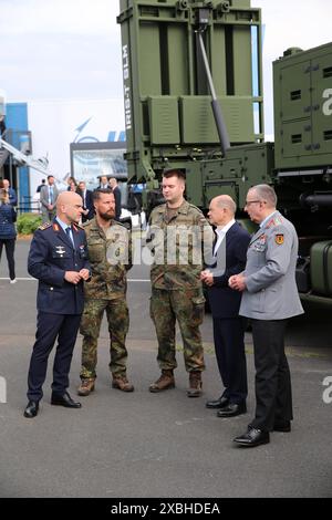 Bundeskanzler Olaf Scholz informiert sich bei der Firma DIEHL Defence ...