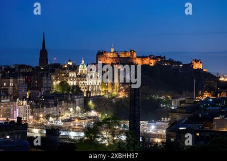 City of Edinburgh at night in Scotland, UK. Cityscape with view to Edinburgh Castle and Museum on the Mound in the Old Town. Stock Photo